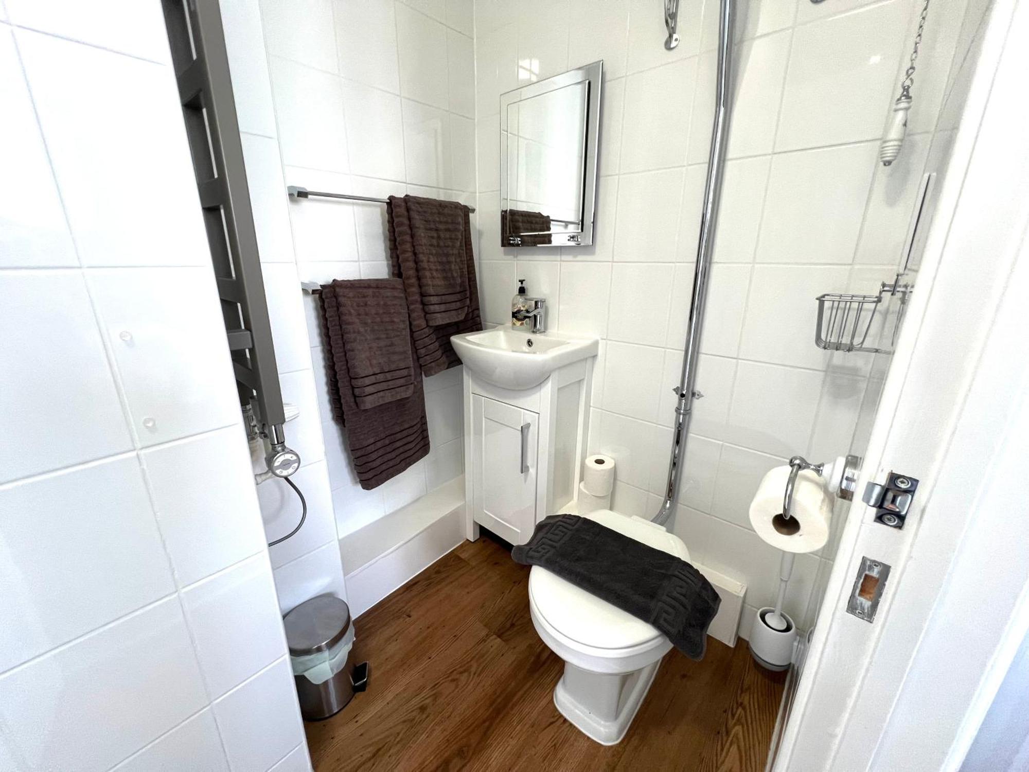 Large Family-Friendly 2Bd Glastonbury Retreat, Sleeps 5 Εξωτερικό φωτογραφία